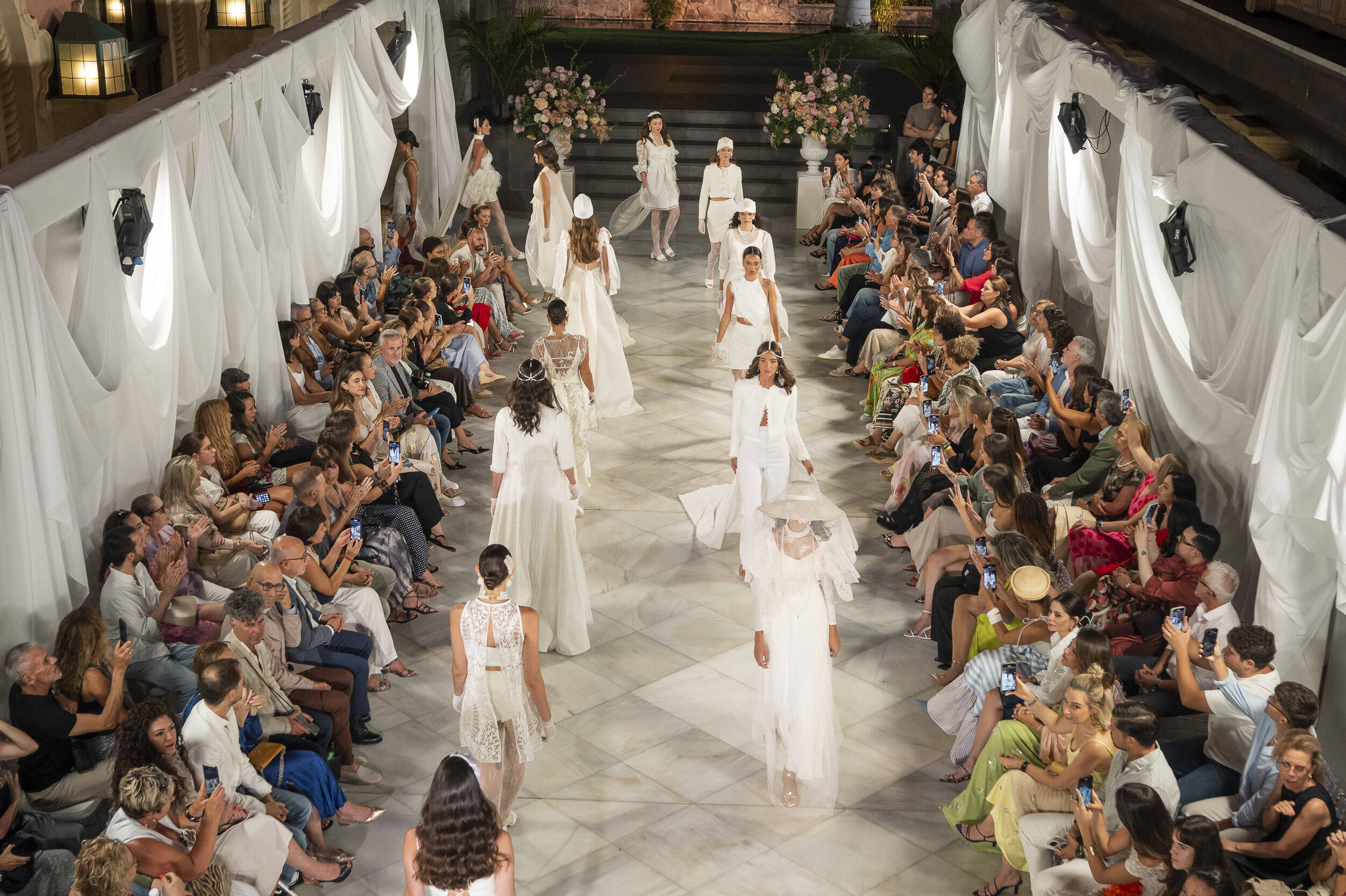 antonio-morales-asiste-a-coleccin-bridal-pasarela-grancanaria-de-moda-nupcial_54663905614_o